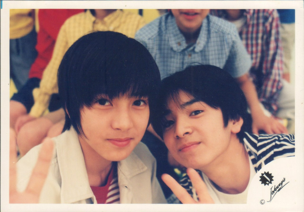 Yamashita Tomohisa (trái) và Ikuta Toma (phải) đều cùng là nghệ sĩ của công ty giải trí Johnnys. Trong khi Ikuta Toma chẳng là thành viên của nhóm nhạc nào thì Yamashita Tomohisa từng là thành viên của NEWS trước khi tách khỏi nhóm solo.