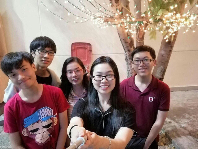 Nguyễn Trần Công Đạt (ngoài cùng bên phải) cho biết em rất ít chụp ảnh. Đây là một trong những tấm hiếm hoi Đạt chụp cùng bạn bè. (Ảnh: NVCC)