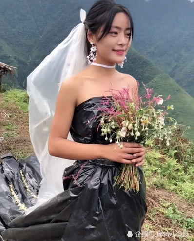 Dù chiếc váy cưới rất đơn sơ nhưng cô dâu vẫn rất vui vẻ trong ngày cưới của mình.