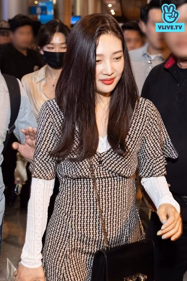 Mỹ nhân Irene cùng các thành viên Red Velvet rạng rỡ khi đến TP.HCM ảnh 5