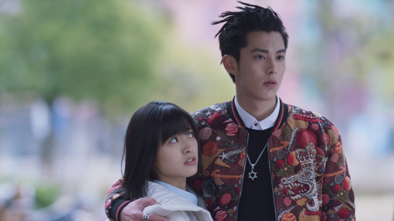 Đứng cạnh Vương Hạc Đệ, Thẩm Nguyệt cũng rất bé nhỏ.