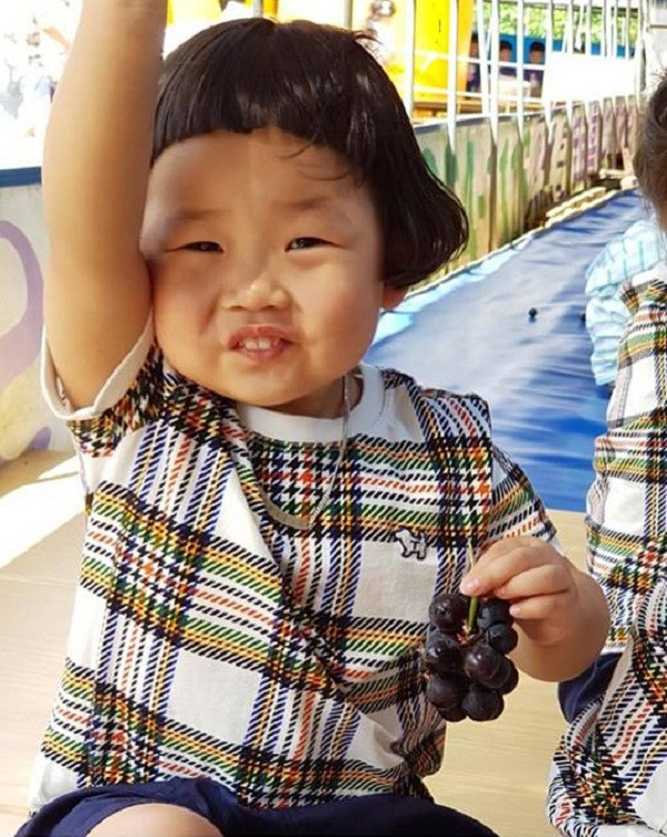 Mái tóc ấn tượng cùng biểu cảm "cute lạc lối" của em bé này khiến nhiều người vô cùng thích thú.