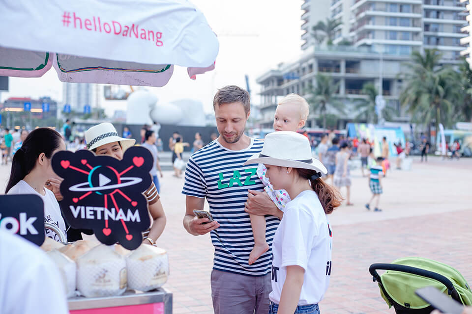 Nhiều du khách nước ngoài được bạn trẻ Việt 