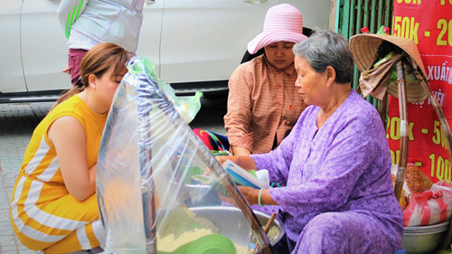 Tính đến nay gánh xôi bà Út đã bán được 33 năm ở vỉa hè đường Nguyễn Hữu Cầu. Ảnh:NHẬT DIỄM.