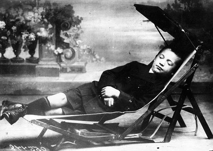 Phát minh năm 1913 này ngoài chức năng sử dụng như một cái bàn thì còn có thể trở thành một chiếc võng để nghỉ ngơi.