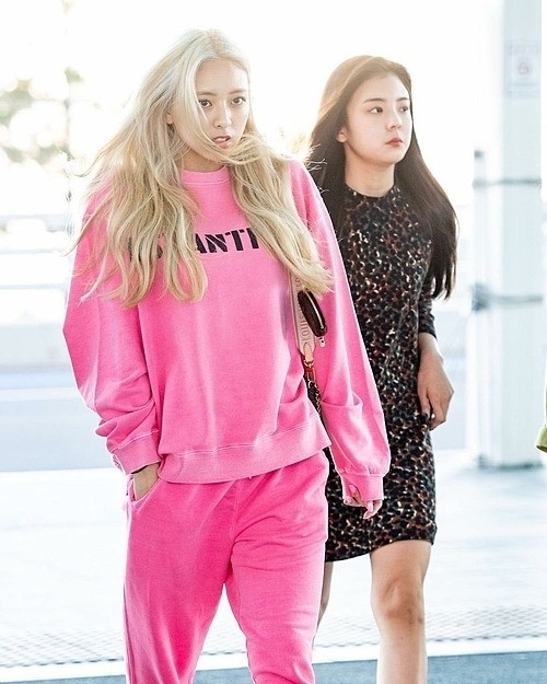 Dù mặc gam chói lọi nhưng Yuna không bị sến, ngược lại cô nàng trông vẫn đầy cá tính.