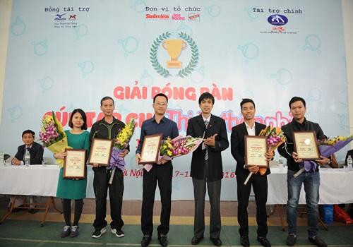 Ban tổ chức trao chứng nhận và tặng hoa cảm ơn các đơn vị tài trợ.