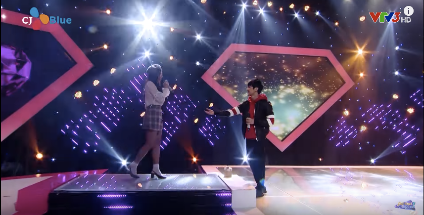 JSOL đã nhanh chóng đi đến để dắt tay Jin Ju, fan cho rằng đây là khoảnh khắc rất ngọt ngào.