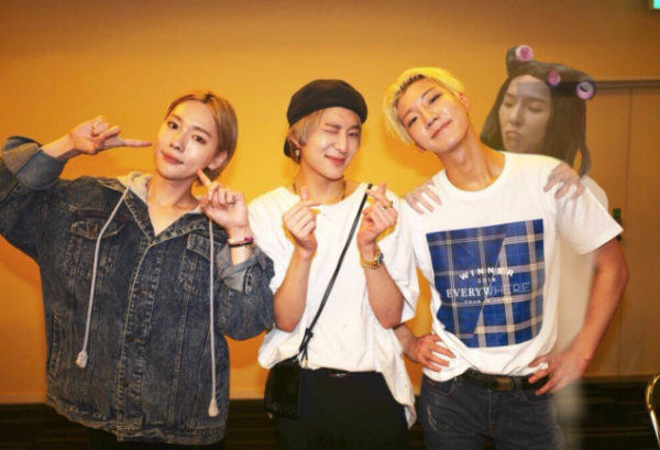 Nhìn mặt “con ma Mino” thương chưa kìa? Rõ ràng Mino rất muốn được đứng cùng nhóm mà không được. Biểu cảm hờn dỗi của “con ma Mino” khiến nhóm WINNER vô cùng thích thú.