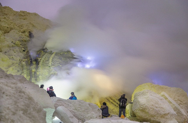 Cô gái trẻ và chuyến hành trình khám phá miệng núi lửa kỳ ảo ở Indonesia ảnh 8