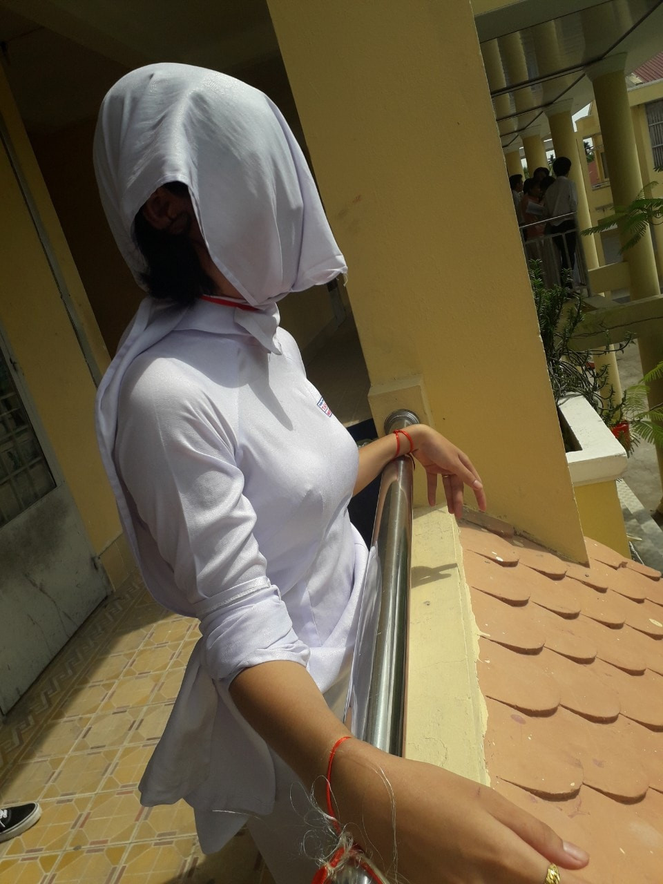 Người ở đâu, khi mây mù giăng lối kín mặt em?