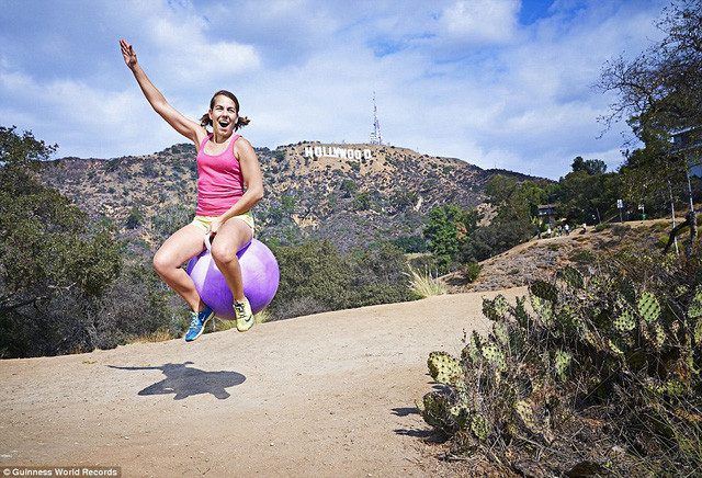 Người di chuyển nhanh nhất trên quãng đường 100m bằng bóng cao su có tay cầm (nữ) là 38,22 giây. Người thực hiện là chị Ali Spagnola đến từ bang California, Mỹ.