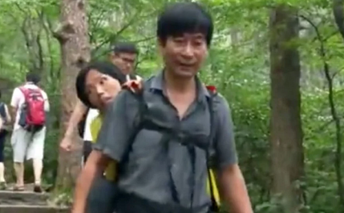 Chồng cõng vợ tàn tật đi thăm núi Hoàng Sơn - một trong 10 ngọn núi nổi tiếng nhất Trung Quốc