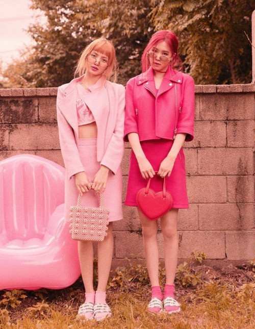 Trong bộ ảnh thời trang của tạp chí Vogue mới đây, Lisa (Black Pink) sử dụng túi kết cườm màu hồng. Cả cây trang phục của cô phủ gam 