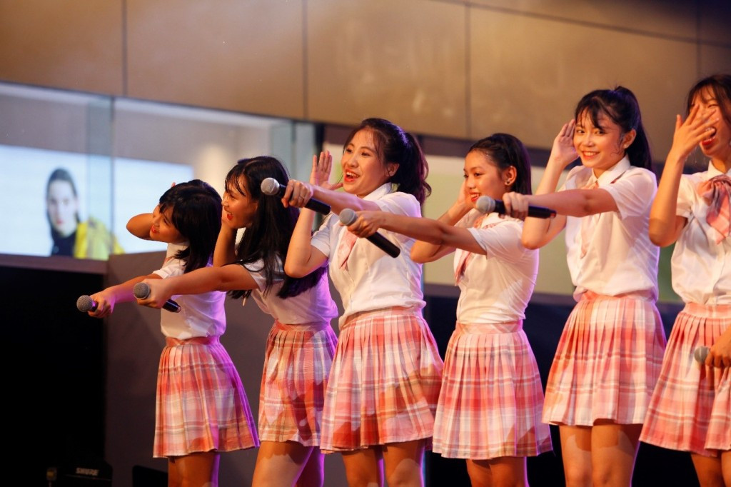 Các thành viên SGO48 giao lưu cùng các fan hâm mộ trong sân khấu ra mắt đầu tiên.