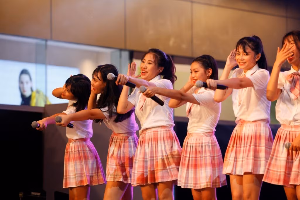Các thành viên SGO48 giao lưu cùng các fan hâm mộ trong sân khấu ra mắt đầu tiên.