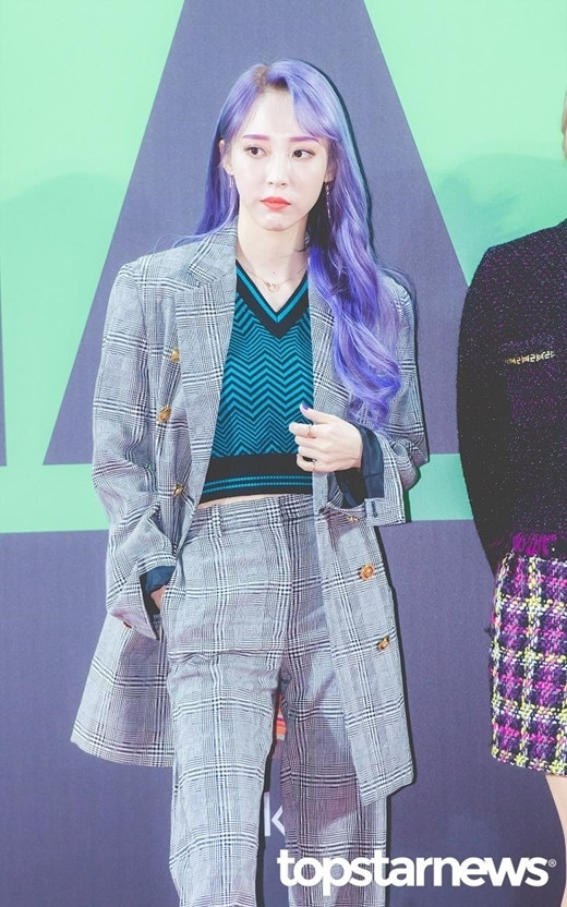 Moon Byul (Mamamoo) chất ngầu với set đồ gồm blazer kẻ sọc, áo len cộc tay và quần cạp cao đến từ thương hiệu Versace.