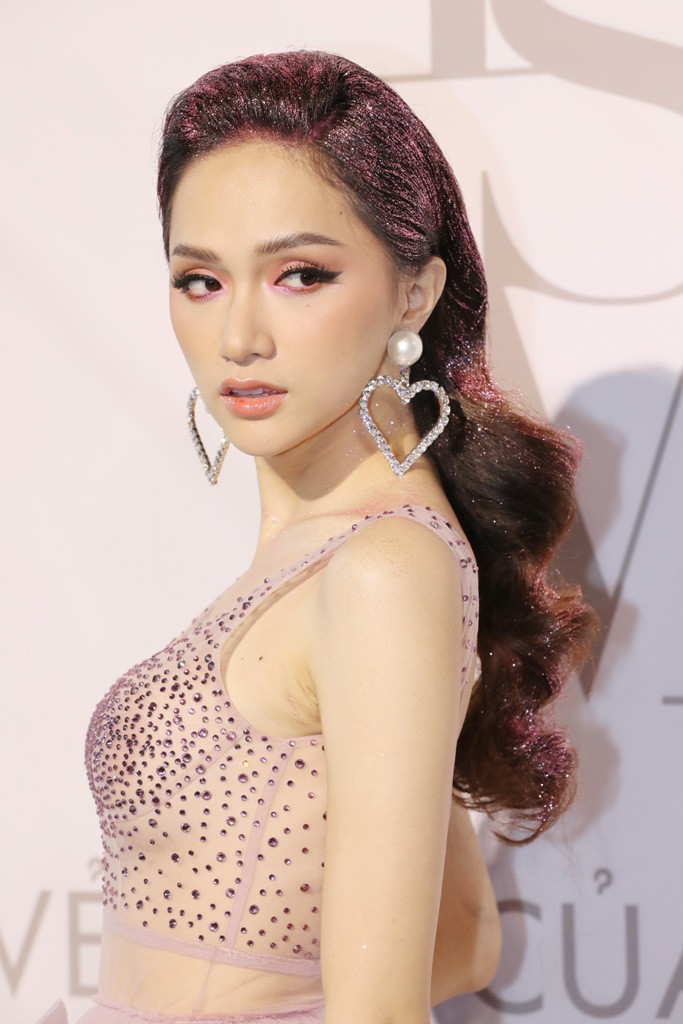 Hoa hậu Hương Giang khoe vẻ yêu kiểu, tỏa sáng trên thảm đỏ với toàn bộ phần tóc được tô hồng tỷ mỉ.