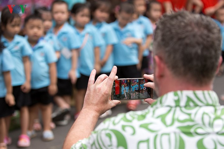 Du khách thích thú ghi lại vẻ đáng yêu của các em nhỏ.