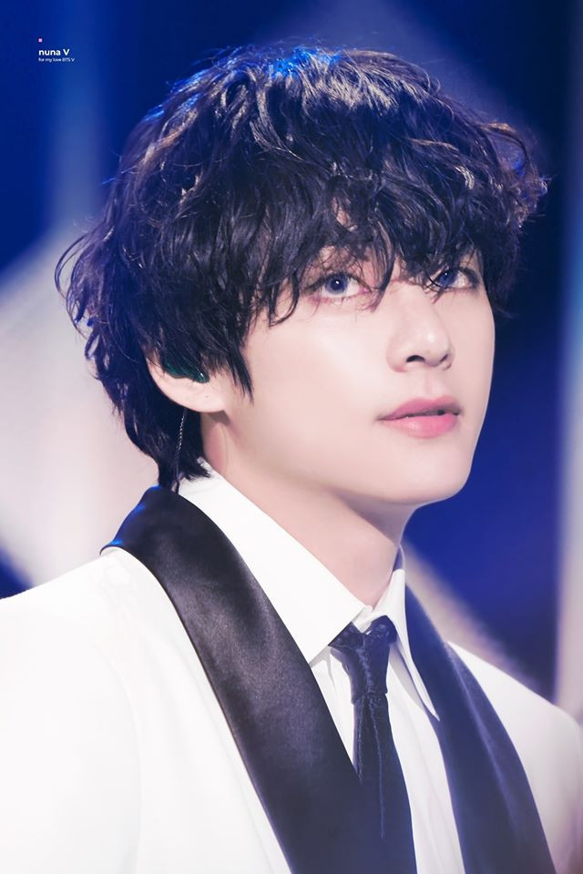 Thời gian gần đây, V (BTS) lại càng tăng độ đẹp trai khi để tóc dài bồng bềnh nhìn đẹp như Hoàng tử. Ai cũng khen kiểu tóc này giúp cho V thăng hạng nhan sắc đáng kể.