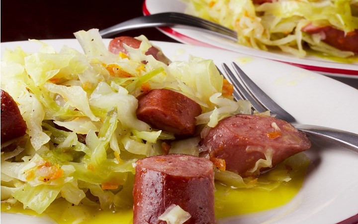 Bắp cải- món ăn mà ai từng phục vụ trong quân đội Nga cũng sẽ nhắc đến. Bắp cải được nấu theo cách điển hình với thịt hoặc xúc xích. Bắp cải- món ăn mà ai từng phục vụ trong quân đội Nga cũng sẽ nhắc đến. Bắp cải được nấu theo cách điển hình với thịt hoặc xúc xích.