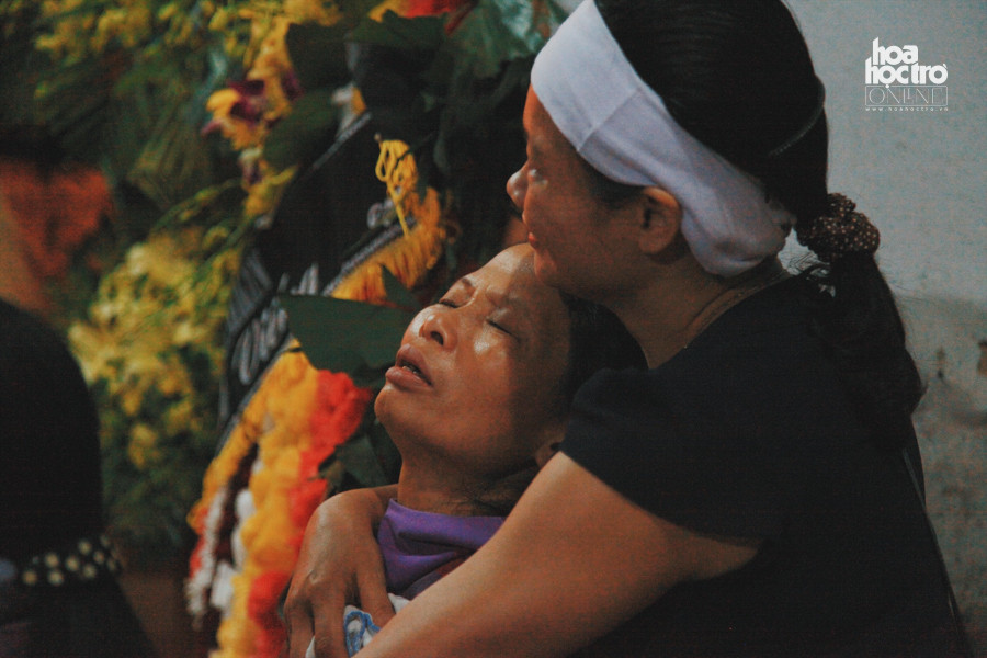 Mẹ đẻ chị Hằng (áo tím) khóc liên tục và không tin người con gái của mình đã ra đi.