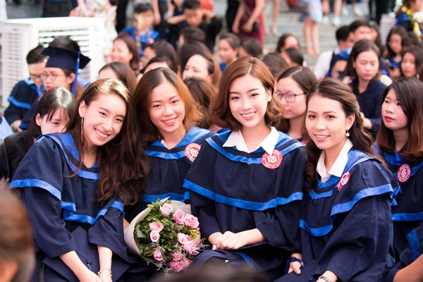 Đỗ Mỹ Linh hào hứng chụp ảnh cùng bạn bè.