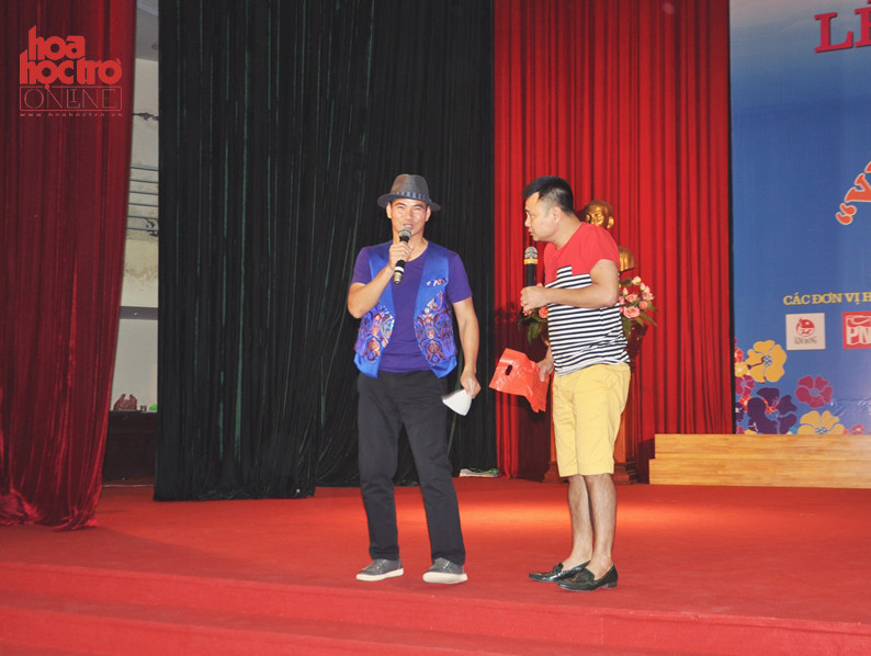 Sự phối hợp ăn ý của hai danh hài Tự Long và Xuân Bắc đã đem lại những tràng cười cho các bạn học sinh.