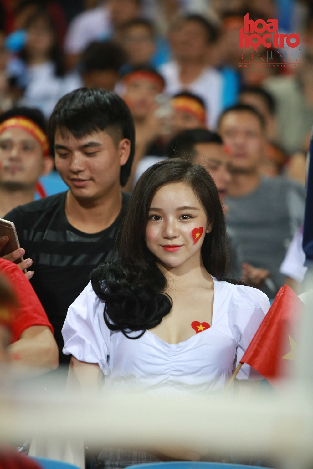 Sự xuất hiện của những bóng hồng xinh đẹp càng làm "nóng" thêm không khí tại cầu trường.