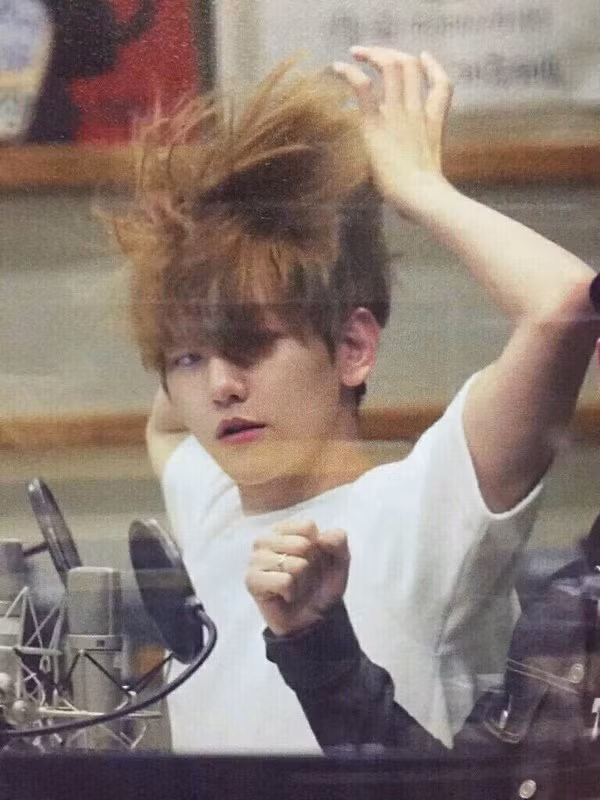 Hiếm hoi lắm mới thấy Baekhyun (EXO) rơi vào cảnh tóc tai chĩa ngang chĩa dọc như vừa gặp gió lốc thế này. Tuy tóc tai che gần nửa mặt nhưng vẫn đủ để fan nhận ra đây đúng là một mỹ nam.