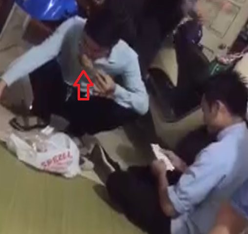 2 nhân viên siêu thị Lotte Mart đến kiểm tra sản phẩm theo phản ánh của khách hàng.