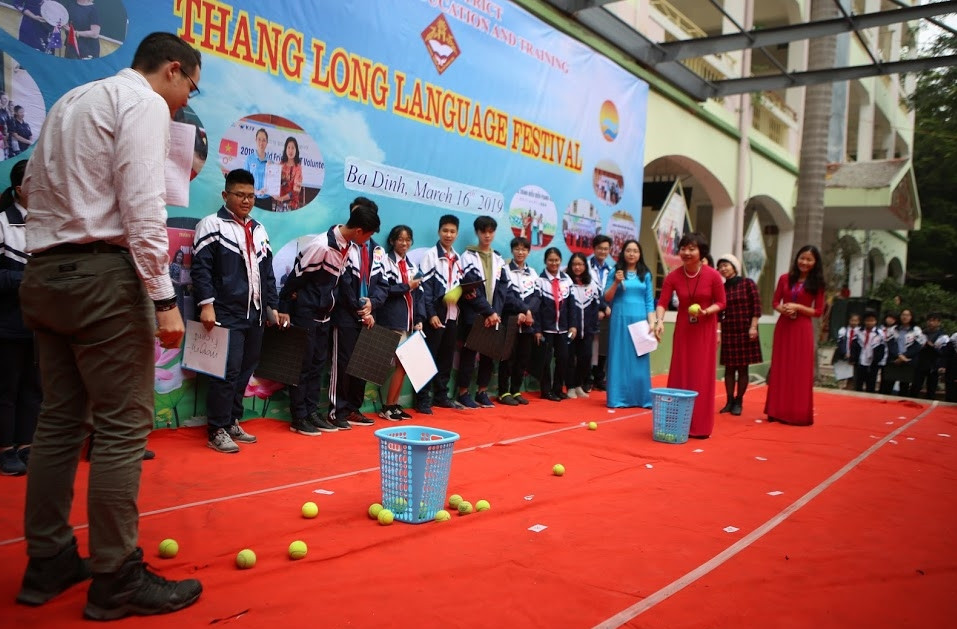 Các thầy cô trợ giúp teen với trò chơi "Ném bóng vào rổ".