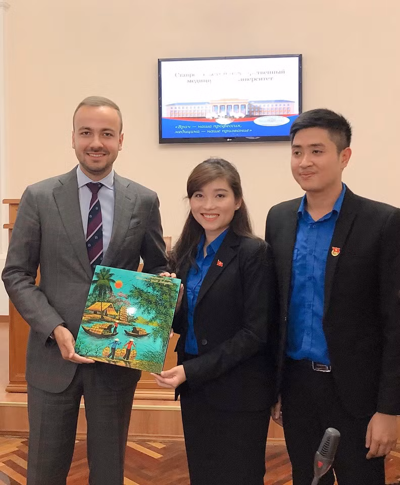 Đoàn đại biểu Việt Nam trao tặng quà lưu niệm cho Đoàn đại biểu Nga.