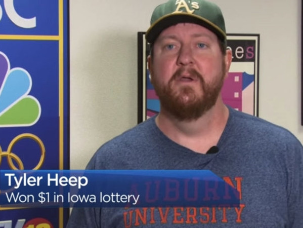 Chú Heep rất vui khi được chụp ảnh và phỏng vấn như những người trúng giải đặc biệt.