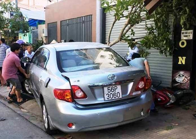 Hiện trường sau vụ lùi xe của nữ tài xế. ẢNH: C.T.V.