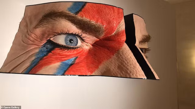 Một tác phẩm khác của nghệ sĩ điêu khắc Valter Adam Casotto có tên “Black Star” lấy cảm hứng từ ca sĩ nhạc rock quá cố David Bowie.