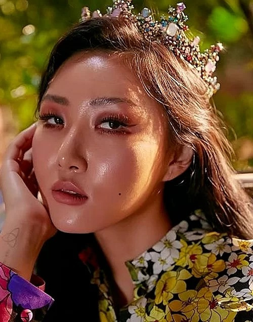 Trái ngược với những idol trên, không ít sao Hàn lạm dụng highlight quá mức khiến da bóng nhẫy thiếu tự nhiên. Hwasa (Mamamoo) từng bị chê vì gương mặt như đang bôi dầu.