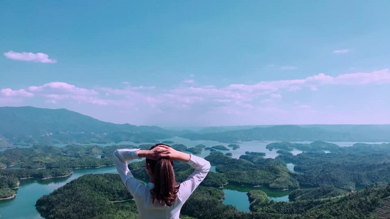 Hồ sở hữu hơn 40 hòn đảo lớn nhỏ nhấp nhô khắp mặt nước.