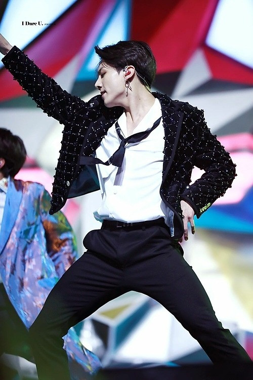 Nam idol sinh năm 1997 sở hữu vòng eo nhỏ nhắn, bờ vai rộng như Thái Bình Dương tạo thành tỷ lệ cơ thể 