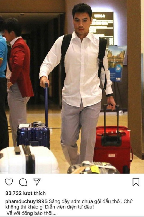 Chỉ là anh dậy sớm nên chưa kịp gội đầu thôi chứ trông anh vẫn ra dáng "diễn viên điện tử" lắm nhé các fan!