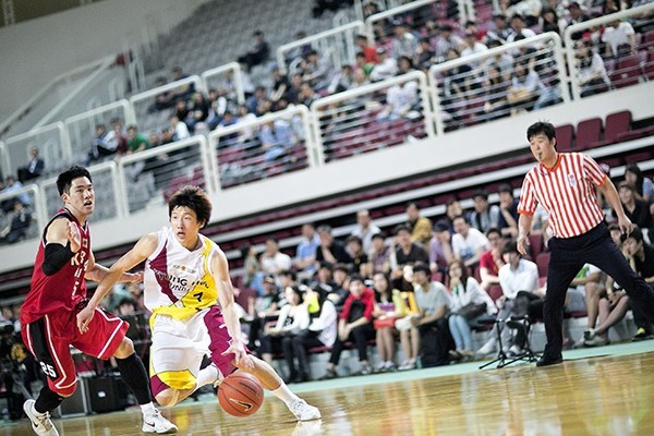 Hoạt động thể thao sôi nổi với hệ thống nhà thi đấu, sân ngoài trời hiện đại.