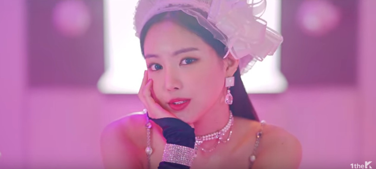 Visual Naeun vẫn rất xinh đẹp.