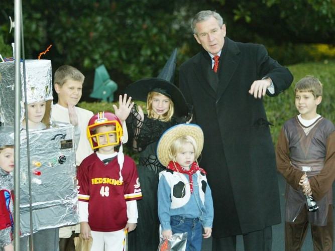 Tổng thống George W. Bush chụp ảnh cùng những đứa trẻ tại bữa tiệc Halloween năm 2002 ở Nhà Trắng.