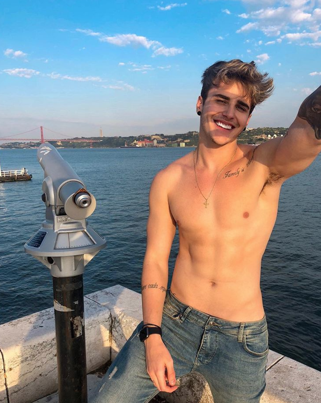 Vẻ bảnh bao hiện tại của anh chàng sinh năm 1998.