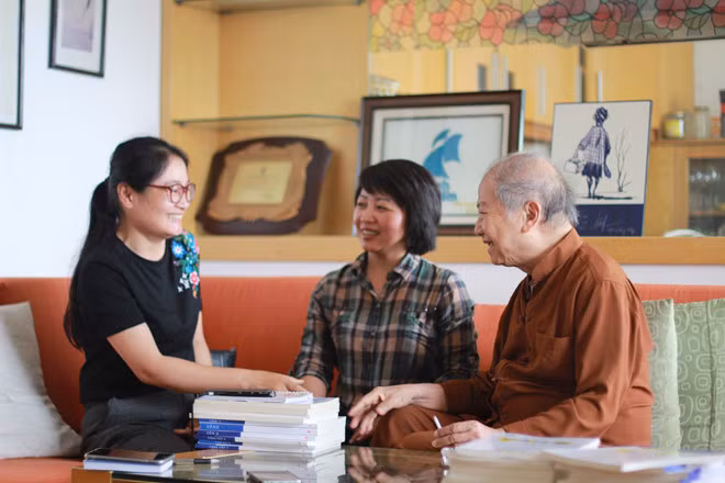 Nhà giáo Phạm Toàn (ngoài cùng bên phải) trong một cuộc trao đổi với các nhà báo (phóng viên báo Thanh Niên là người ngồi giữa). Ảnh: Lê Hiệp.