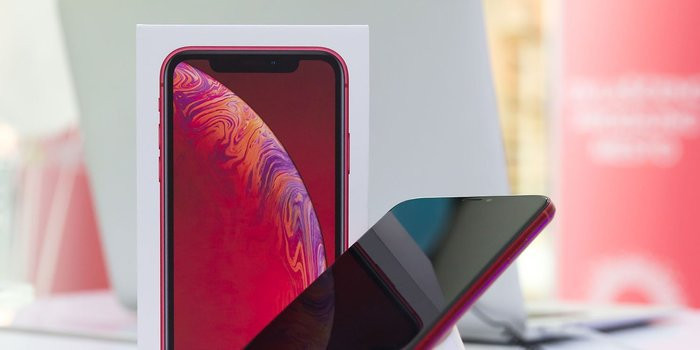 Mức giá hấp dẫn của iPhone Xr khiến chiếc điện thoại này duy trì được sức hút. (Ảnh: Shutterstock)