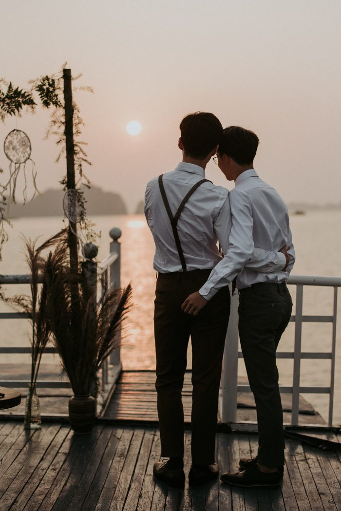 Những khoảnh khắc "tình bể bình" trong bộ ảnh cưới của cặp đồng tính nam được Junebug Wedding vinh danh là "Best of the best 2018".