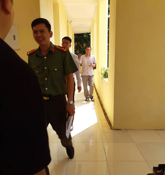 Công an làm việc tại Phòng GD&amp;ĐT huyện Tiên Du. Ảnh: M.Đ.