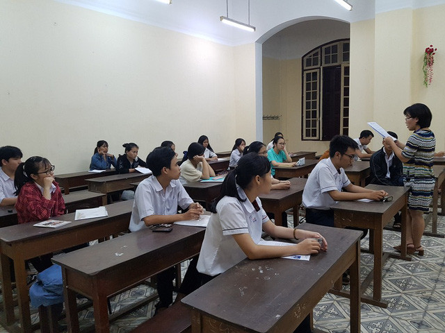 Các thí sinh làm thủ tục dự thi.