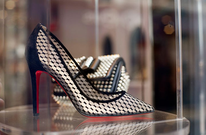 Vào mùa hè này, hầu hết các cửa hàng ở Paris có chương trình khuyến mại giảm giá sâu từ 20% - 60%, bắt đầu từ 22/6 đến hết tháng 8.